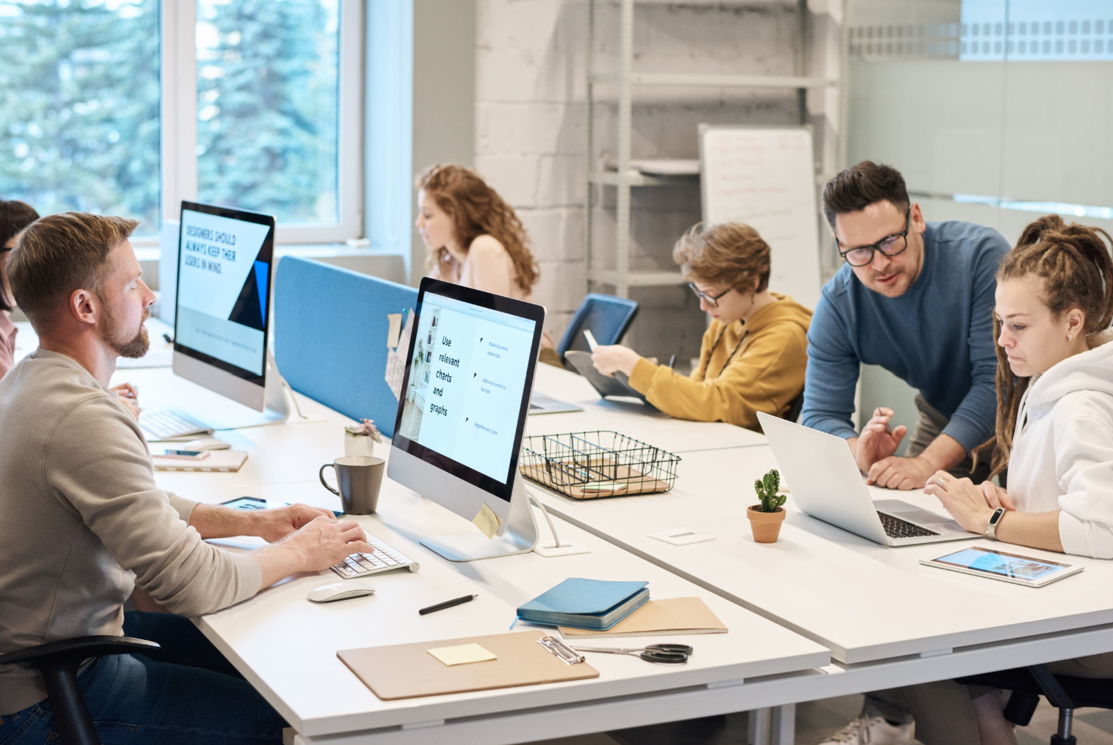 Personnes travaillant ensemble dans un bureau lumineux