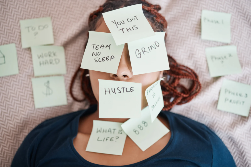 Personne avec des post-it sur le visage : « you got this », « hustle », « what is life ? »