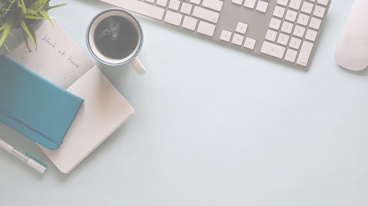 Bureau avec clavier, carnet et plante