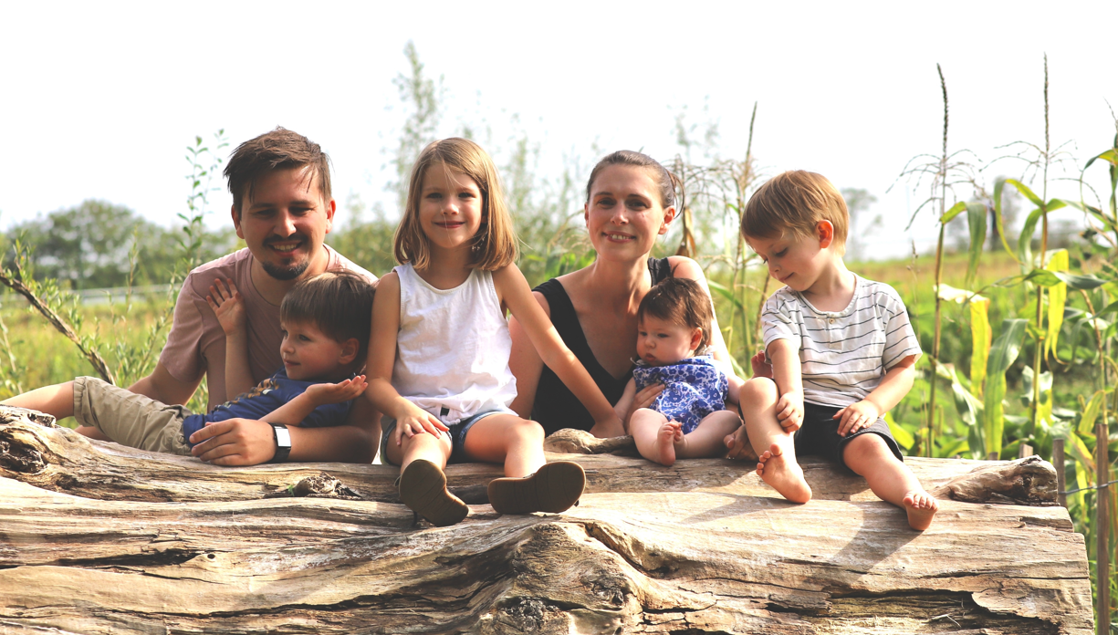 Clémence Albertini et sa famille assis dans la nature