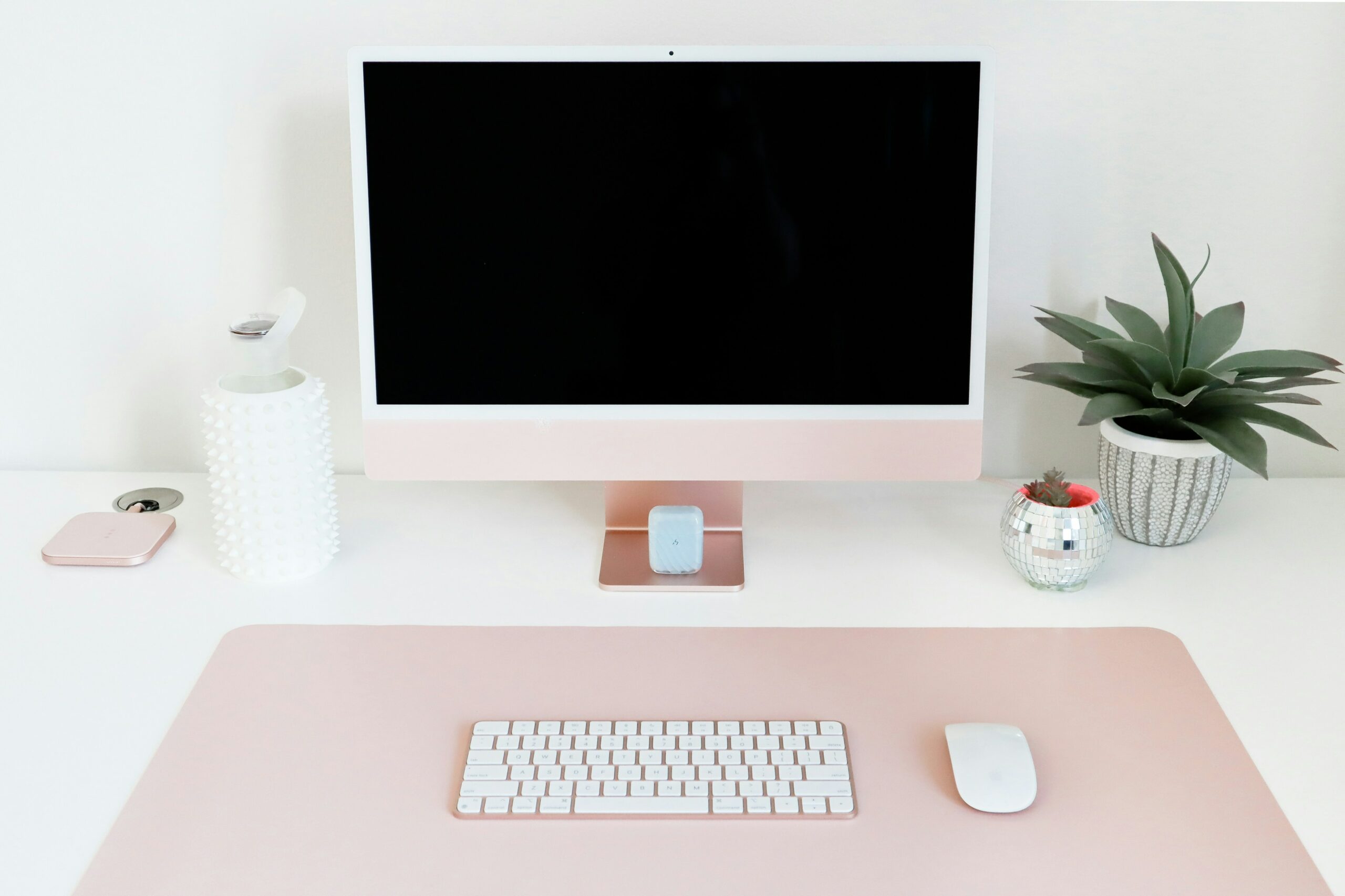 Bureau de travail avec ordinateur