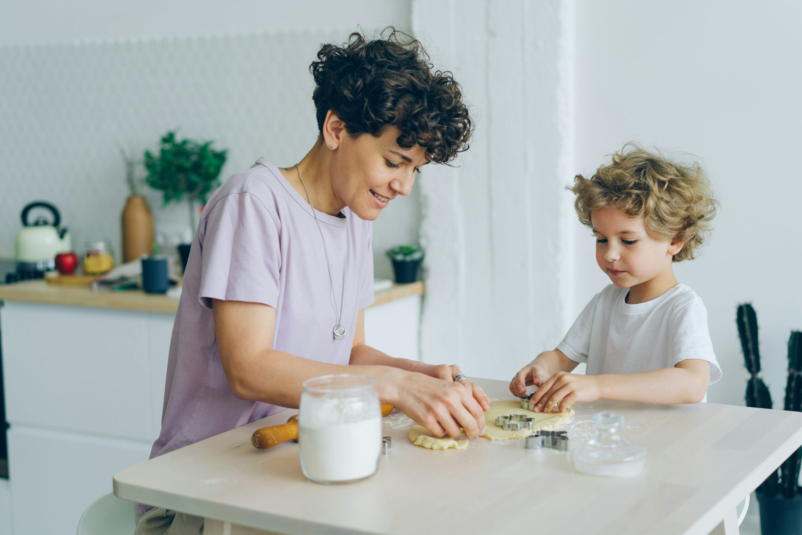 Maman et son enfant à la maison